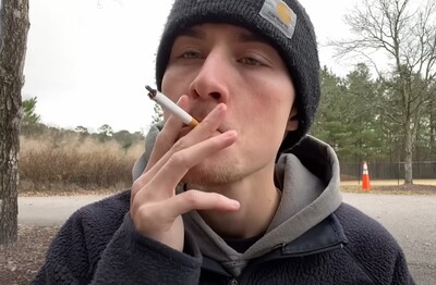 Лечение зависимости от табакокурения в Елабуге Мужчина с сигаретой делает затяжку