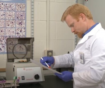 Клиника лечения наркозависимости в Елабуге Врач в кабинете клиники