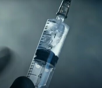 Лечение зависимости от тропикамида в Елабуге Шприц с жидкостью